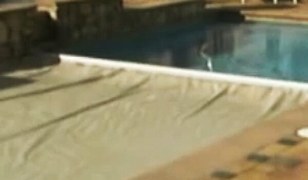 Pool_cover_in_winter