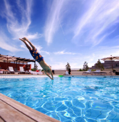 Swimming_pool_in_summer