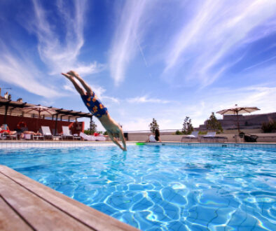 Swimming_pool_in_summer