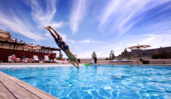 Swimming_pool_in_summer